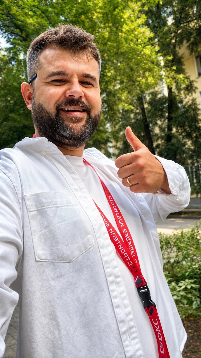 Алексей Леготкин на улице, в белой рубашке