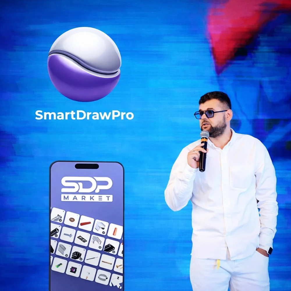 Алексей выступает на сцене с презентацией SmartDrawPro